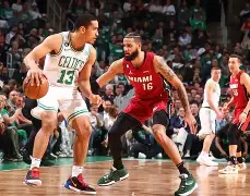 爱游戏体育-勇士前卫抢篮板伤愈进攻拍拍曲初现的简单介绍